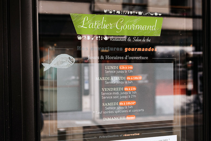 Vitrophanie des horaires du restaurant L'atelier Gourmand à Clermont de l'Oise