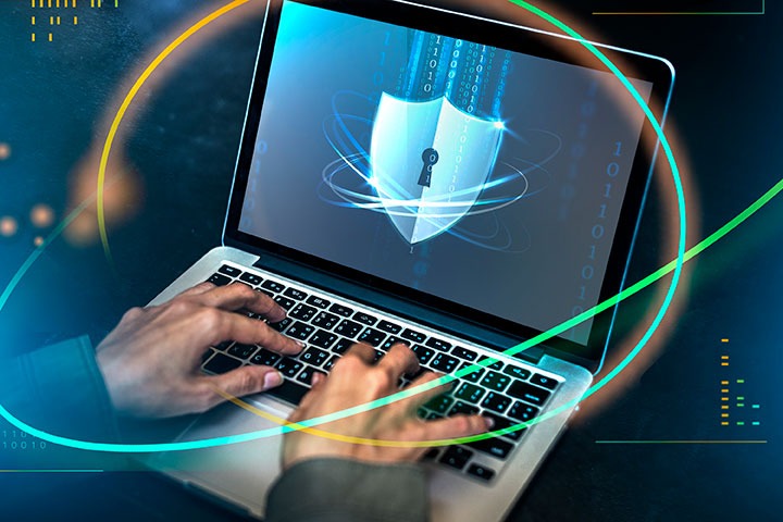 Mains sur ordinateur portable avec bouclier de cybersécurité numérique